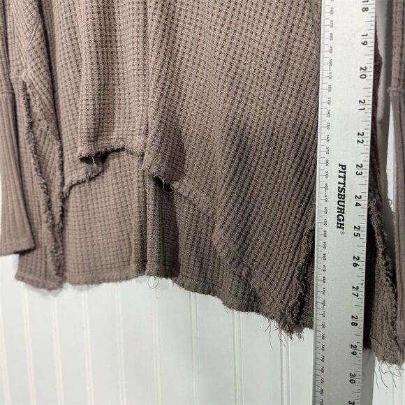 Free People Waffle Knit Thermal Top XS Taupe Long Sleeve Slouchy Raw Hem Grunge - Picture 2 of 10